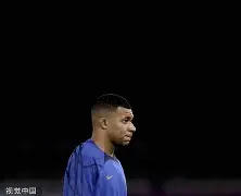 包含格列兹曼重伤倒地，热刺全队围拢祈祷，场面感人的词条